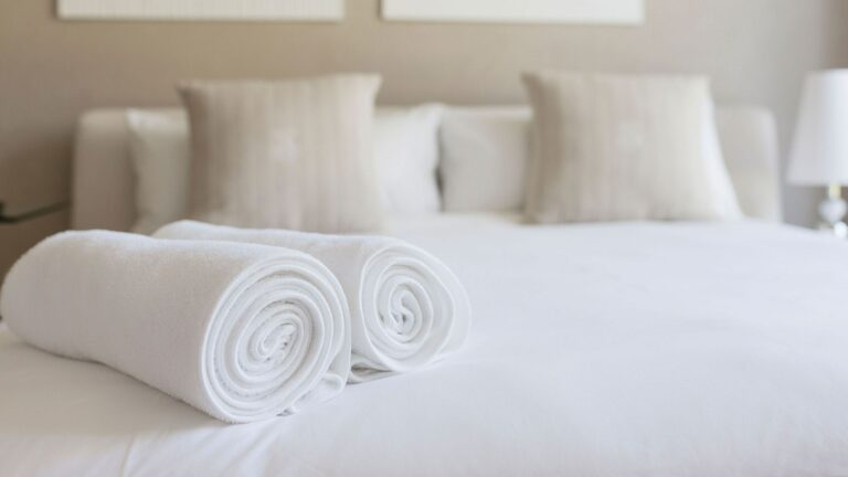 towels-in-hotel-room